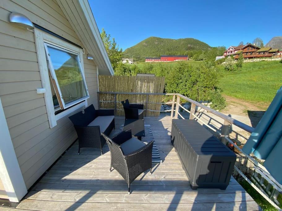 Apartamento Minihus Med Drommeutsikt Til Sunnmorsalpene Aure  Exterior foto